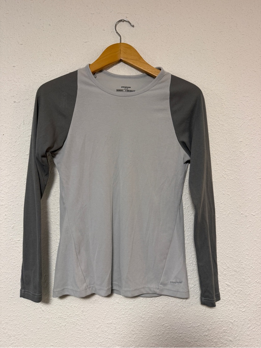 Patagonia Women's Two-Tone Long Sleeve Crew small capilene 2 lightweight